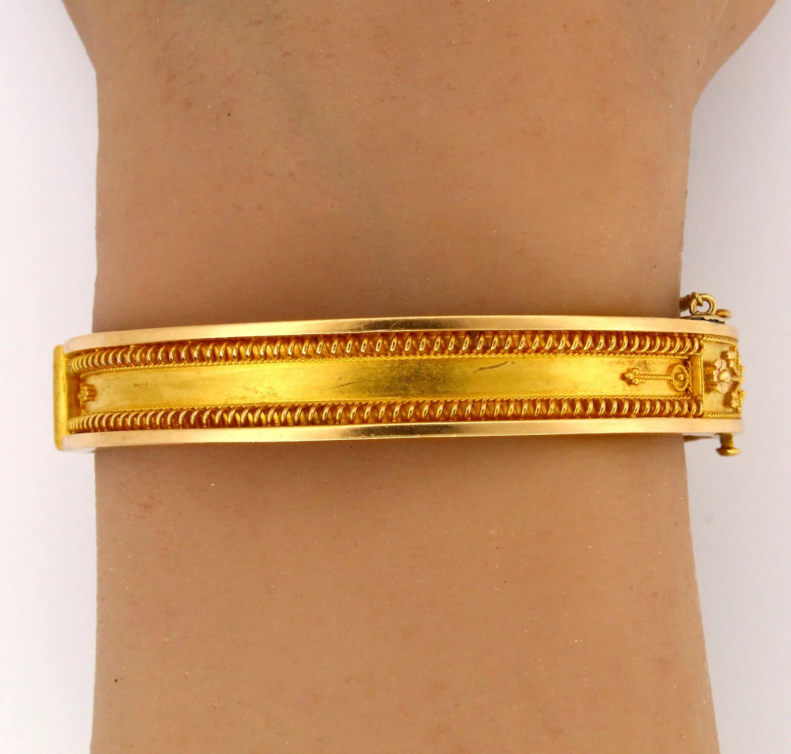 Estate Neo Classic Antique Circa 1870 18K Yellow Gold Victorian Bangle Bracelet 